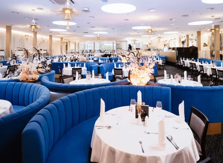 W obiekcie znajduje się kilka restauracji i barów