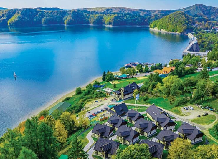 White Sails Solina to stylowy kompleks położony wprost nad Jeziorem Solińskim
