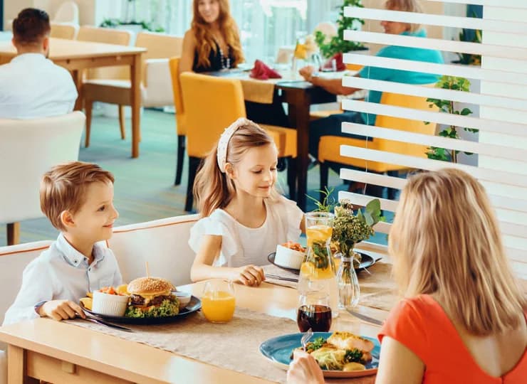 Oferuje śniadania i obiadokolacje w formie bufetów