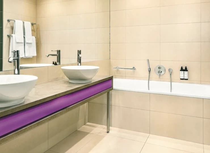 Łazienka apartamentu superior z wanną i dwiema umywalkami