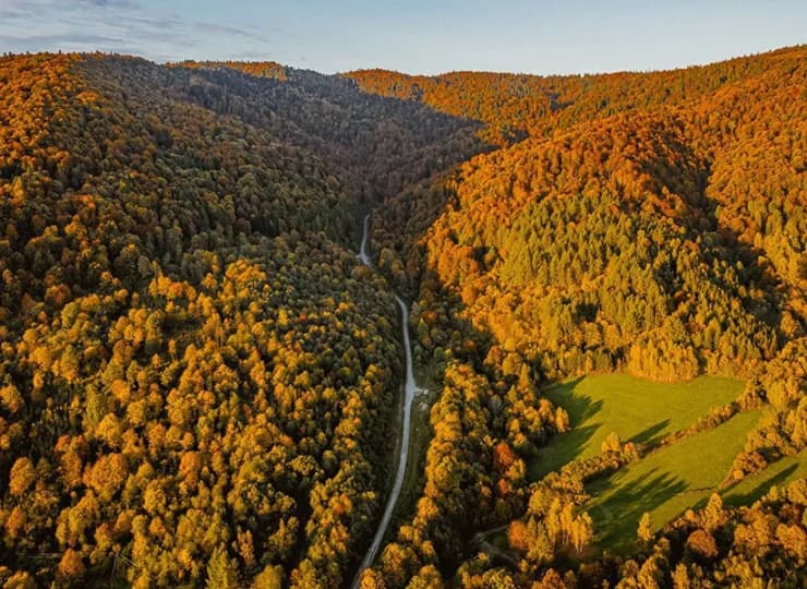 Resort znajduje się w dolinie rzeki Dwernik w Bieszczadach