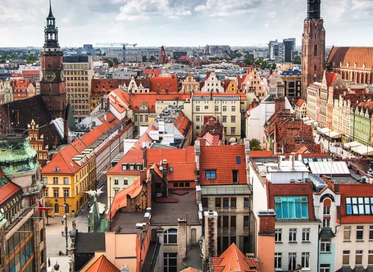 Kilka minut spacerem dzieli go od wrocławskiego Rynku