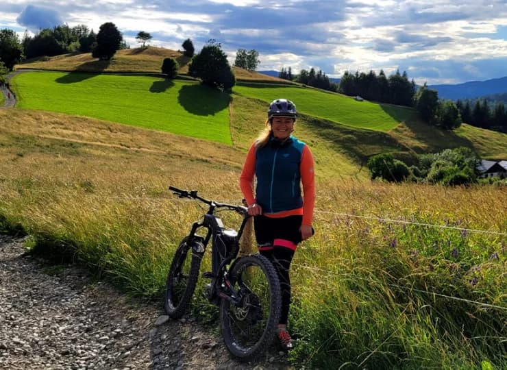 Okolica zachęca do wycieczek pieszych i rowerowych, a zimą na narty