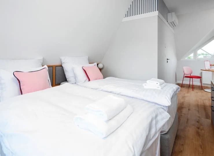 Obiekt oferuje nowoczesne pokoje i apartamenty z aneksami kuchennymi