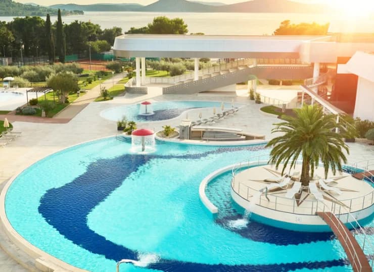 Poznaj nowoczesny hotel z basenami w chorwackiej miejscowości Vodice