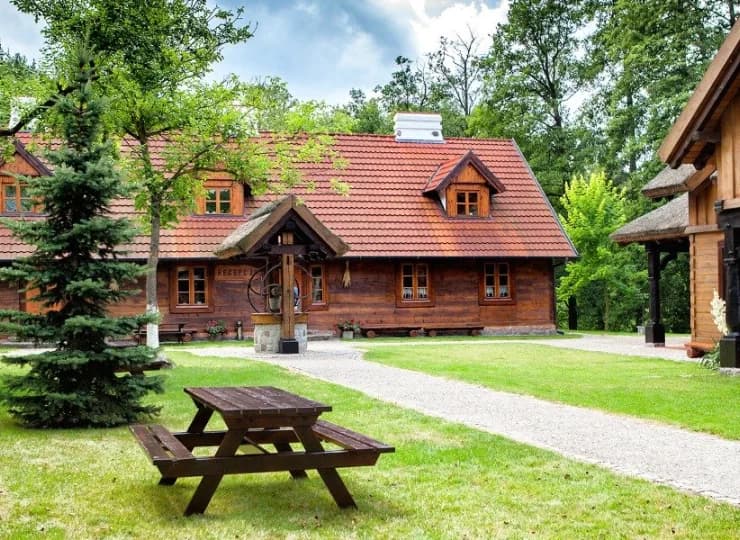 Całość położona jest na terenie 7-hektarowej posiadłości