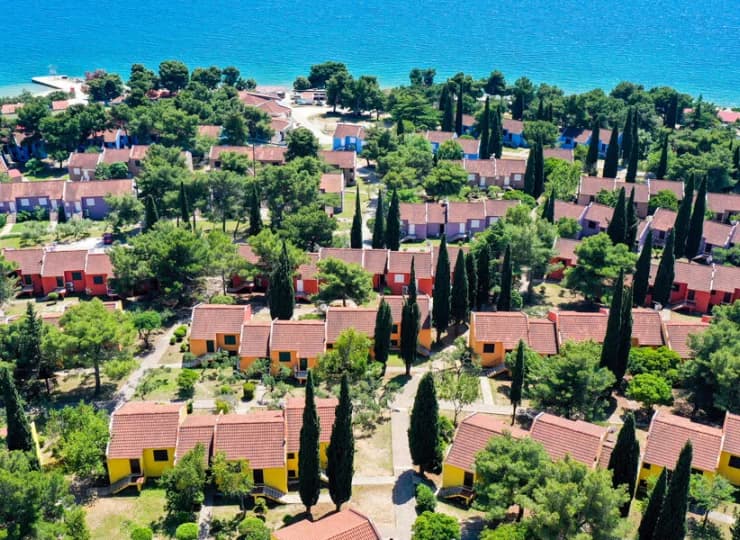 Domki z apartamentami schodzą ku wybrzeżu i plaży
