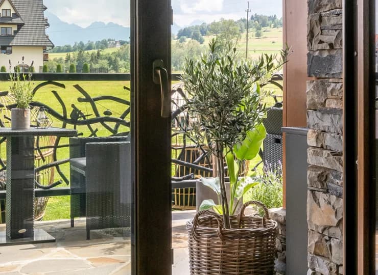 Z różnych miejsc w pensjonacie są widoczne Tatry