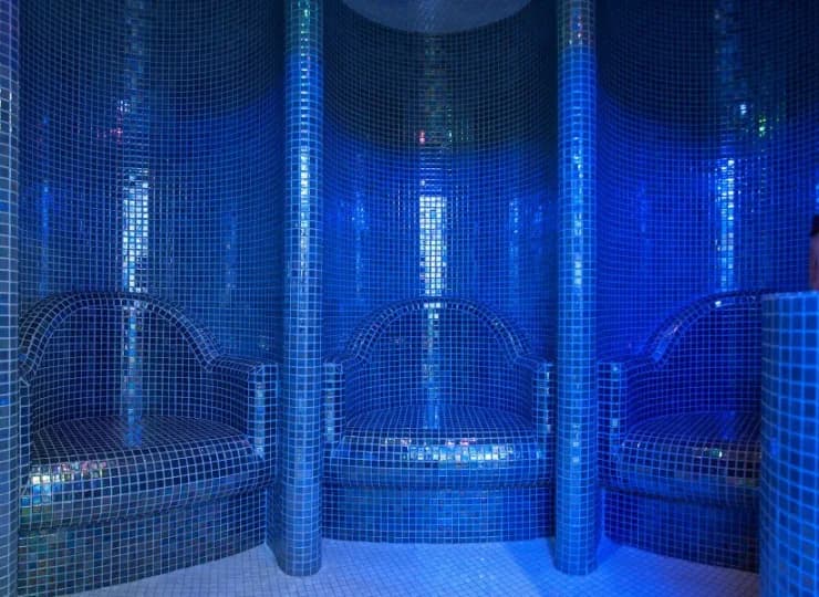 W ofercie m.in. strefa saun i jacuzzi, łaźnia błotna, saltarium