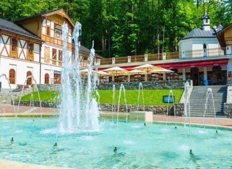 Otoczony parkiem zdrojowym hotel mieści się nieopodal pijalni wód