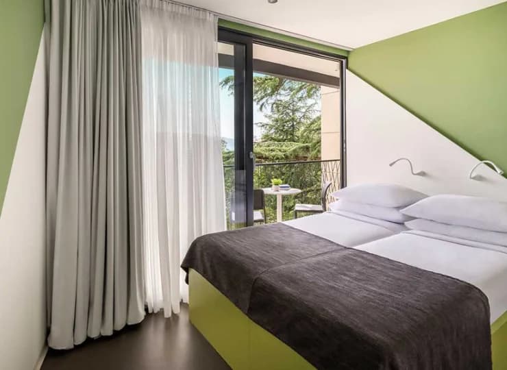 Apartament ma część dzienną z sofą oraz odrębną sypialnię