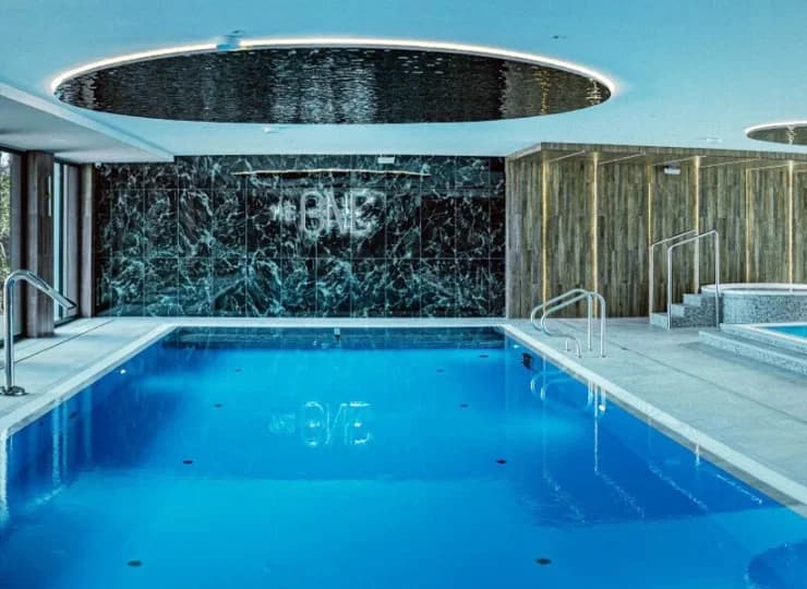 Goście mają dostęp z bogatej oferty wellness oraz nowoczesnej strefy basenowej