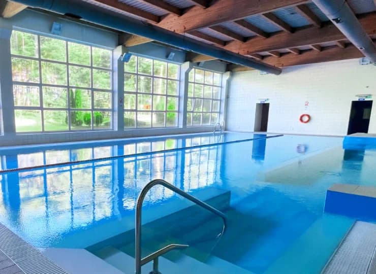Posiada duży basen kąpielowy wraz ze stanowiskami z hydromasażem