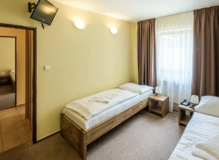 Pokoje rodzinne mają wspólną łazienkę