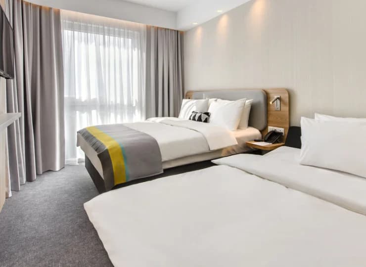 Rozkładana sofa w tym pokoju stanowi 2 dodatkowe miejsca do spania