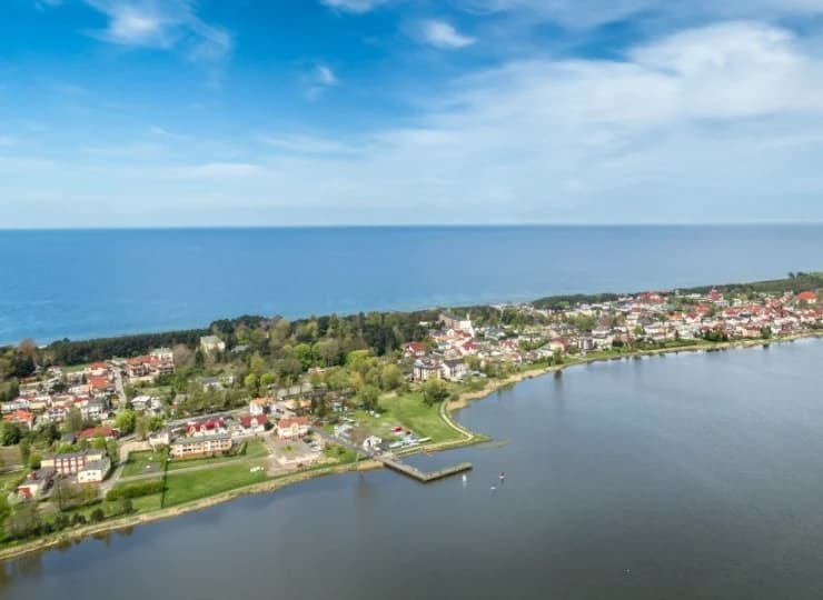 Wspaniałe położenie na mierzei pomiędzy jeziorem, morzem a lasem
