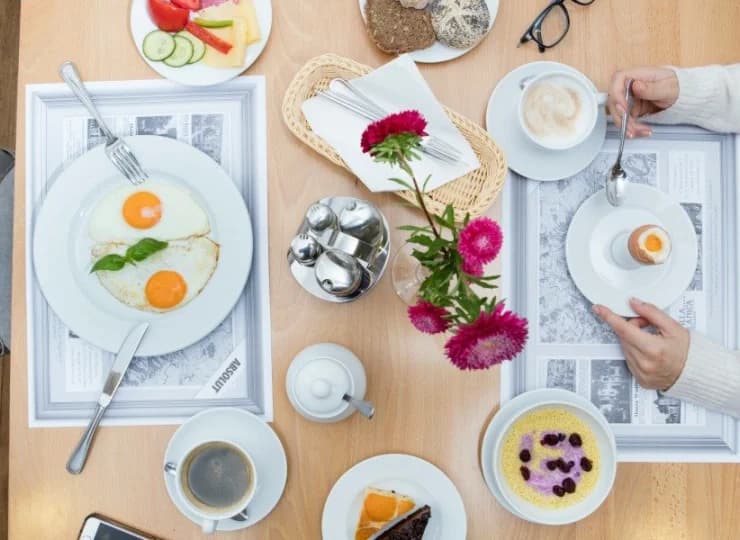W restauracji są podawane pyszne śniadania i obiadokolacje