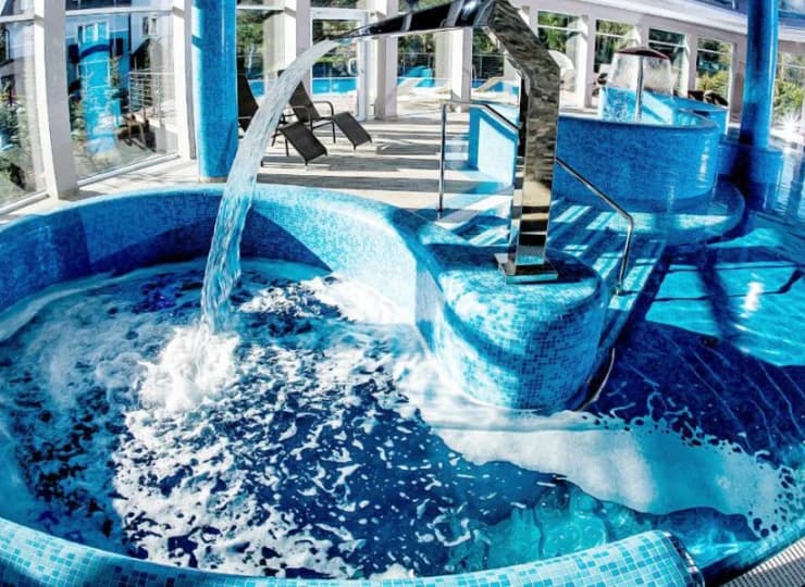 Hotel posiada całoroczny kryty basen z biczami wodnymi