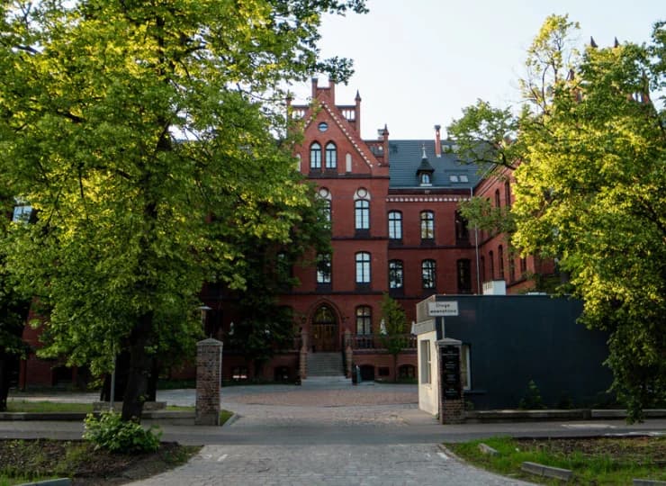 W lewym skrzydle klasztoru cały czas mieszkają i pracują siostry franciszkanki