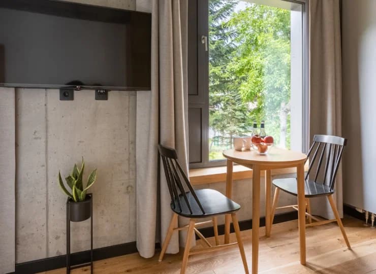 W każdym pokoju jest klimatyzacja, smart TV, wifi, czajnik, stolik, talerze