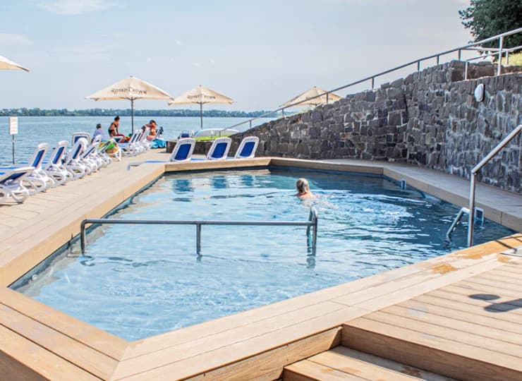 Latem u stóp hotelu jest dostępna plaża z licznymi leżakami
