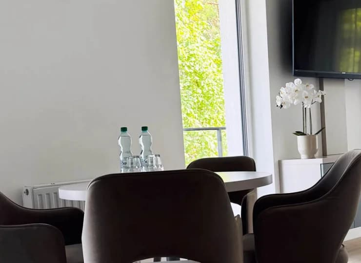 Ma odrębną sypialnię oraz salon z aneksem kuchennym