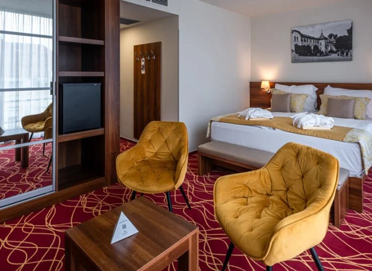 Pokoje są wyposażone w TV, WiFi, telefon, minibar i sterowaną klimatyzację