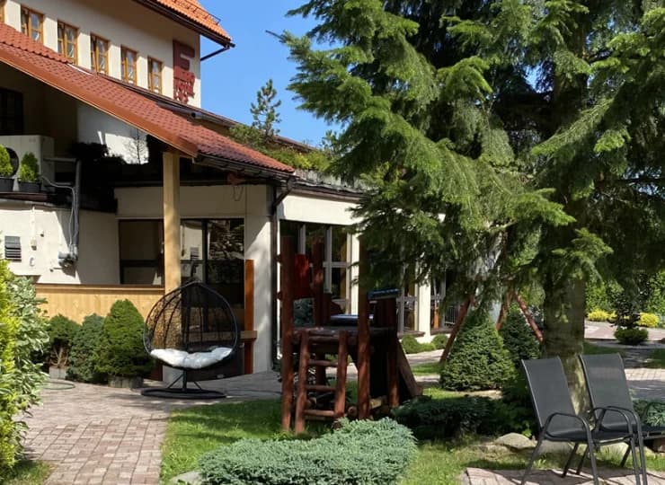 Hotel wyróżnia zadbany ogród otaczający budynek