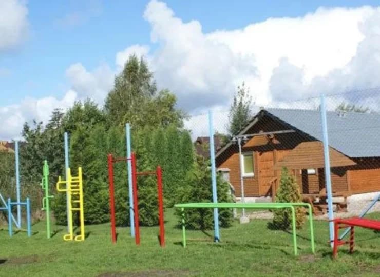 Dla aktywnych Gości przygotowano siłownię zewnętrzną