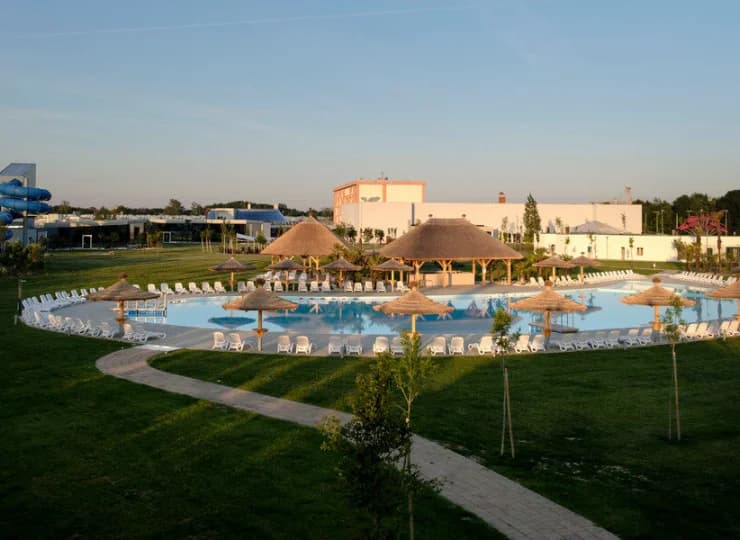 Na terenie resortu znajduje się wiele atrakcji