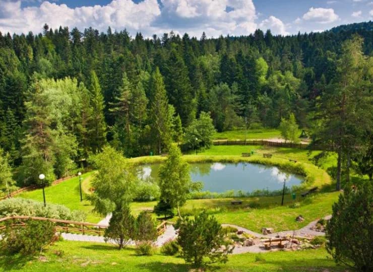 Teren hotelu pozwala odpocząć na łonie natury