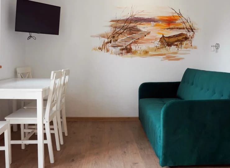 W pokoju dziennym domku mieści się rozkładana 2-osobowa sofa