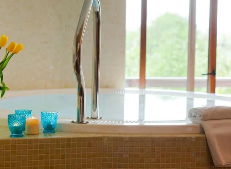 Oprócz tego goście mogą skorzystać z jacuzzi
