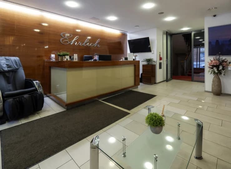 Hotelowa recepcja jest dostępna przez całą dobę