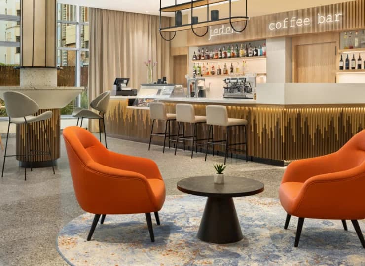 Hotel dysponuje przyjemnym coffee barem oraz restauracją