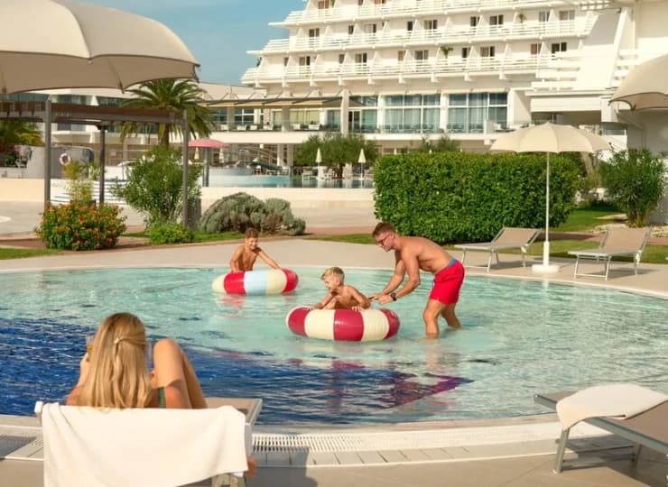 Hotel Olympia z basenem przy plaży w Chorwacji