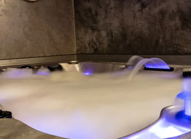 Jacuzzi w prywatnym pokoju relaksu (wynajęcie na wyłączność możliwe za opłatą)