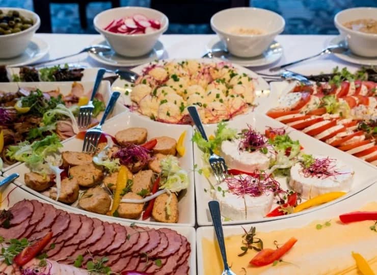 Śniadania są podawane w formie bogatego bufetu