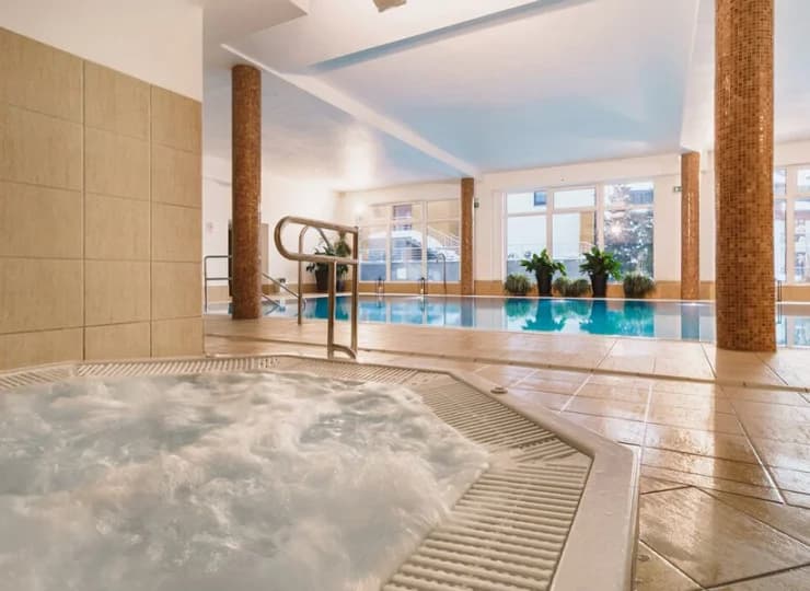 Dla gości udostępnia basen z atrakcjami oraz jacuzzi