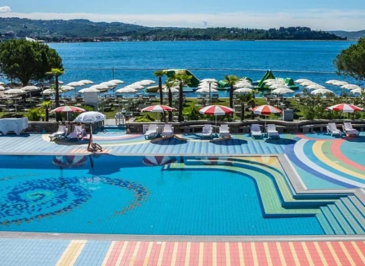 W sezonie letnim Hotel Histrion**** dysponuje także zewnętrznym basenem
