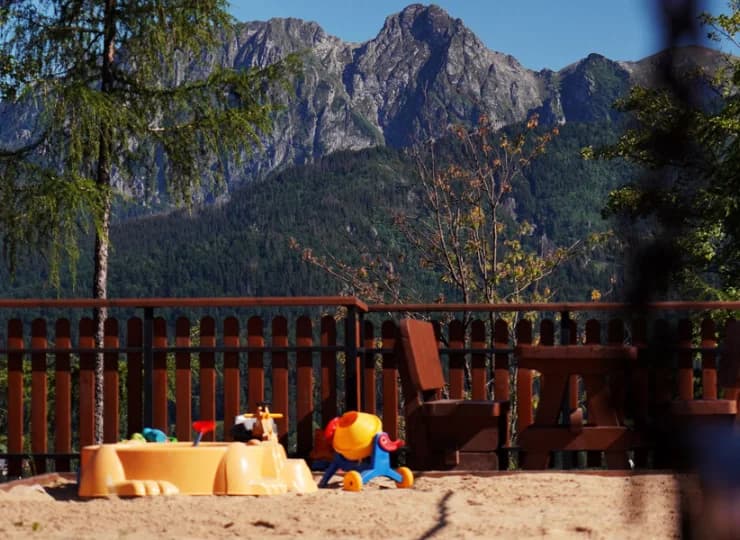Plac zabaw z widokiem na Giewont w Kościelisku