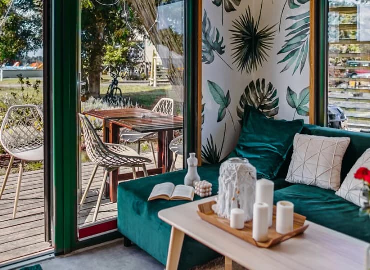 Apartament z 2 sypialniami dzięki przeszkleniom wpuszcza dużo światła