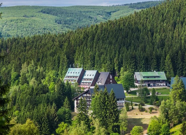 Hotel położony jest w miejscowości Harrachov w północnych Czechach