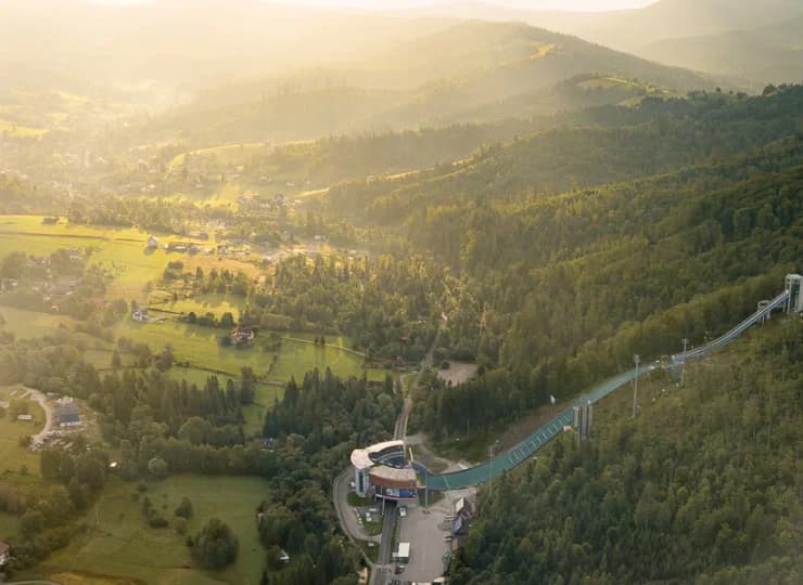 Hotel jest położony w malowniczej części Wisły, blisko skoczni im. Adama Małysza