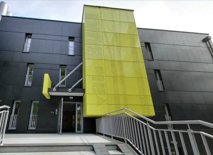 Villa Buki wyróżnia się nowoczesnością spośród okolicznych budynków