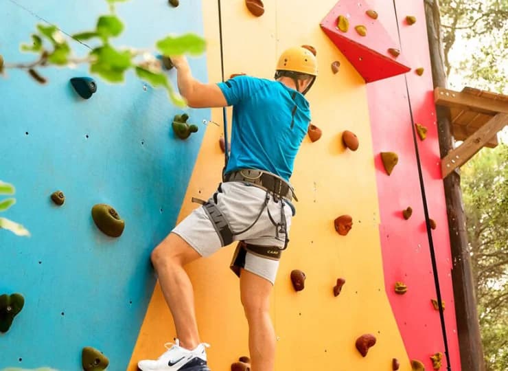 Na terenie obiektu jest park linowy i duża ścianka wspinaczkowa