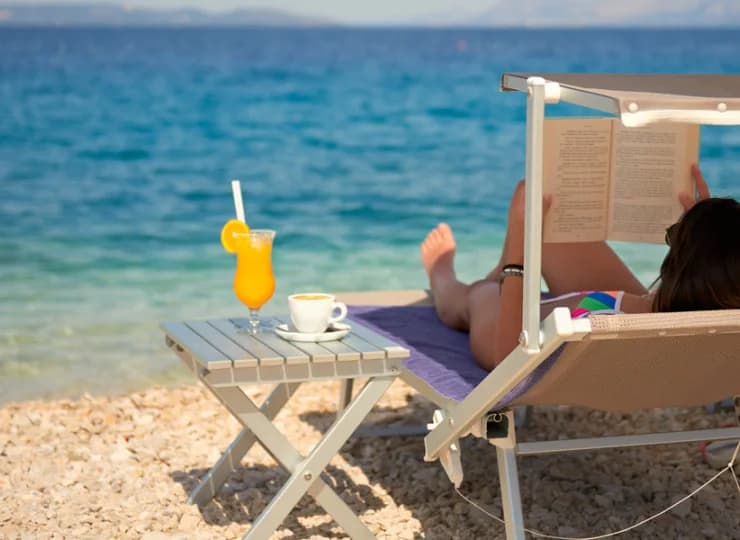 Przejrzysta woda skłania do leniuchowania na plaży