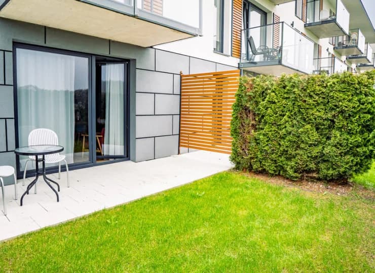 Apartamenty mają balkony lub tarasy