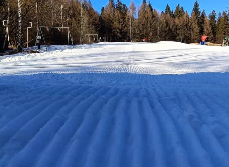 Trasa narciarska jest ratrakowana