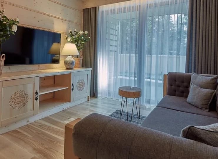 Składa się ze stylowego salonu i pięknej sypialni